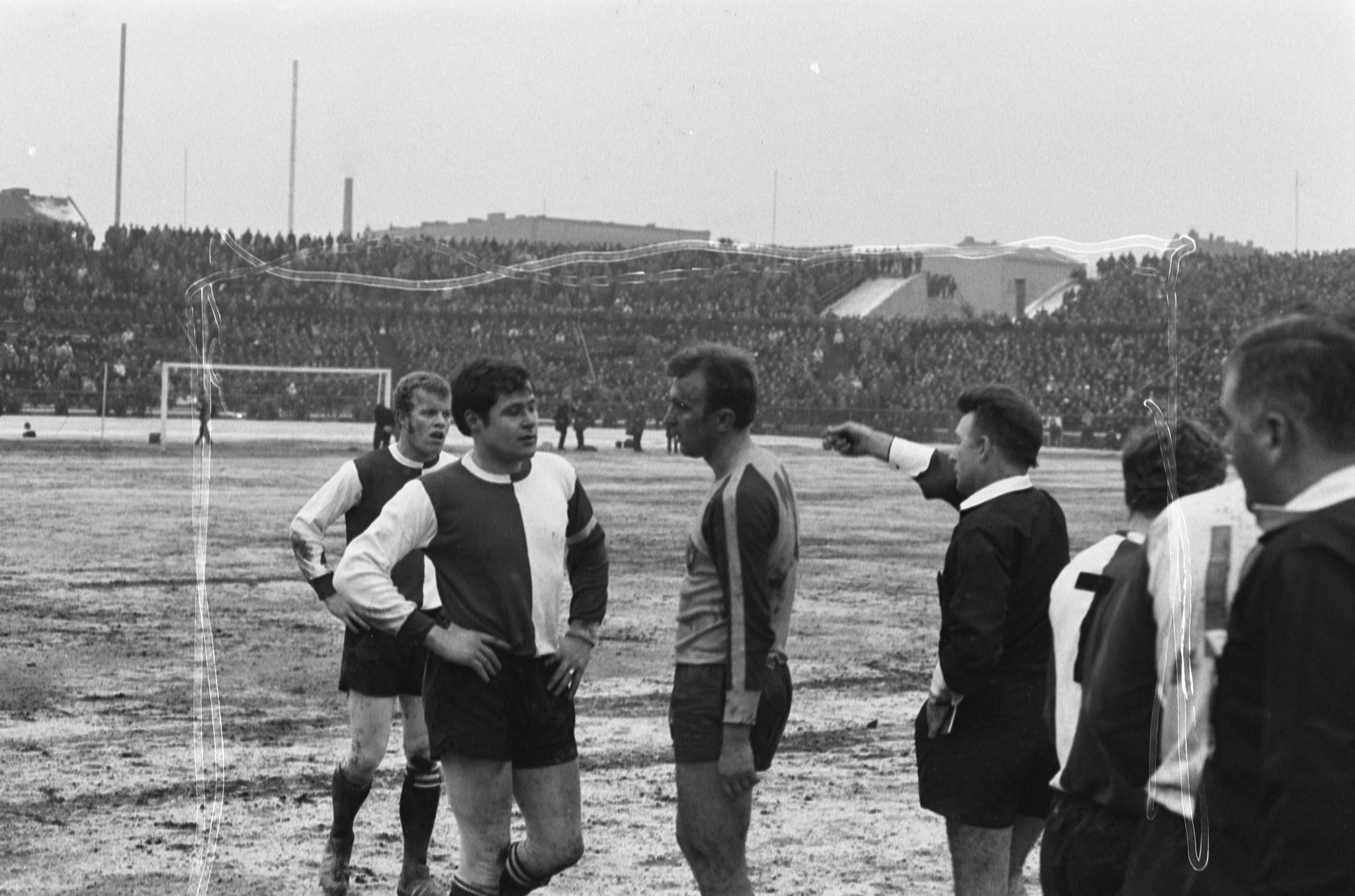 Berlin, Germany, in 1970 — Vorwarts Berlin tegen Feyenoord 1-0 in Europa Cup I . Scheidsrechter Jones stuur